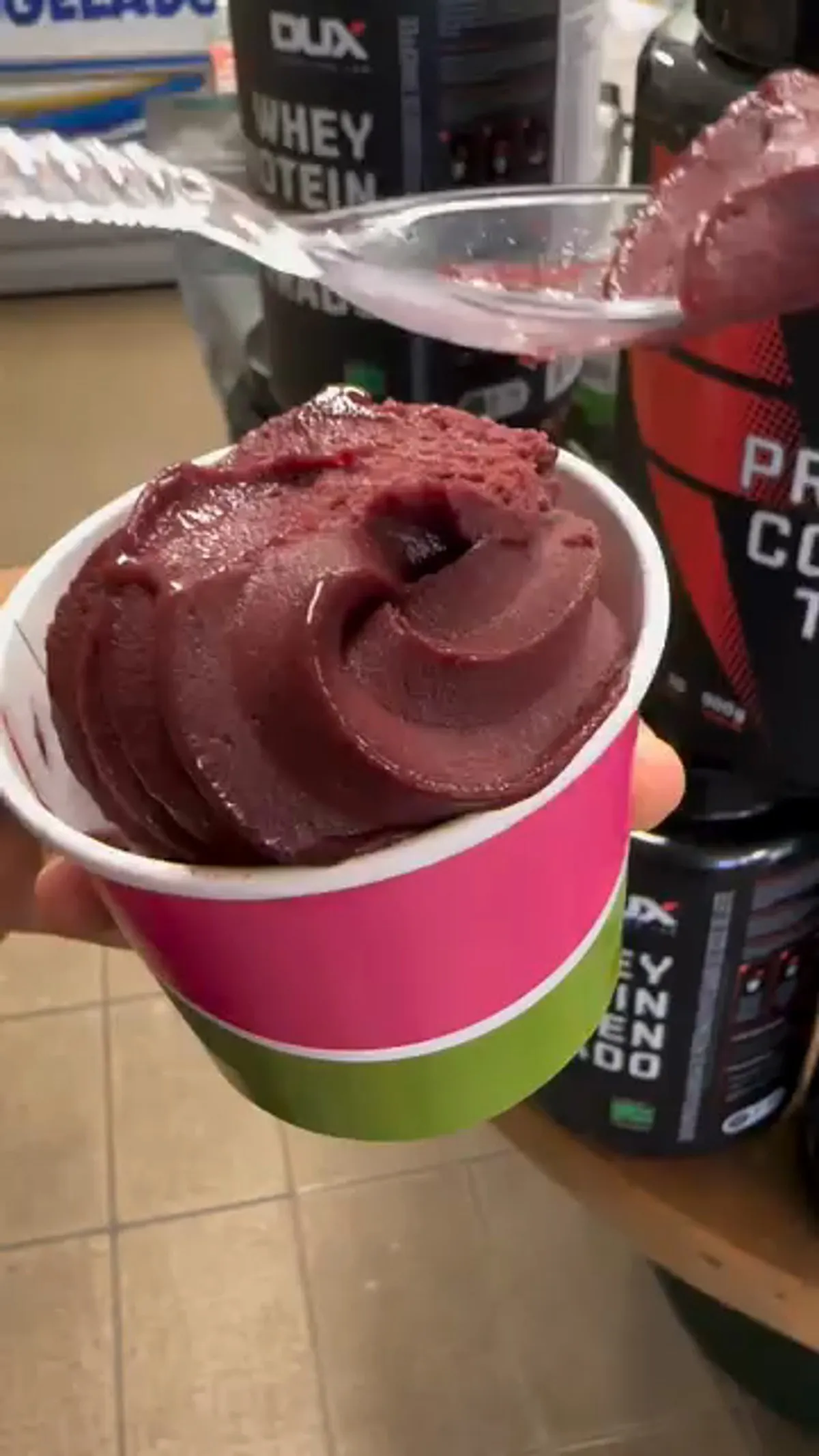 Açaí cremoso servido no copo na QuickFit, em São Pedro/SP