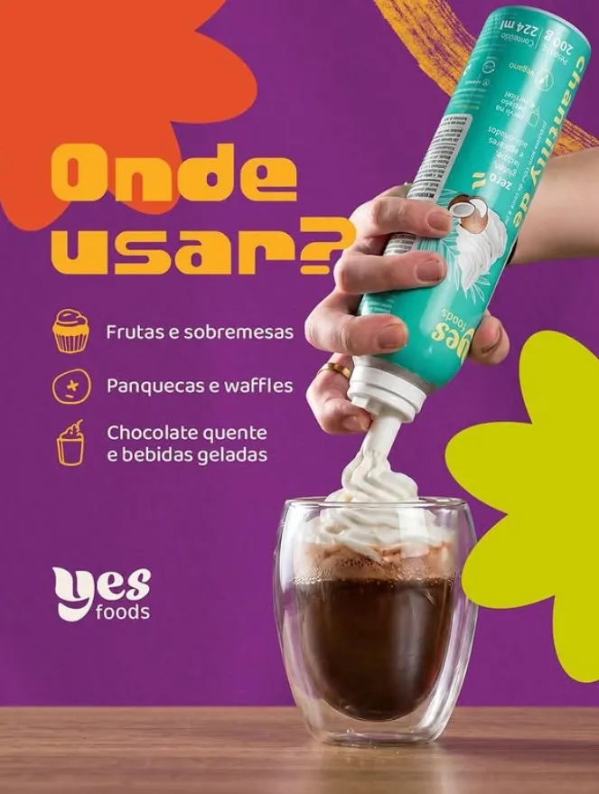 Chantilly de coco Yes Foods, sem lactose e zero açúcares, sendo aplicado sobre uma bebida — vendido na QuickFit em São Pedro/SP