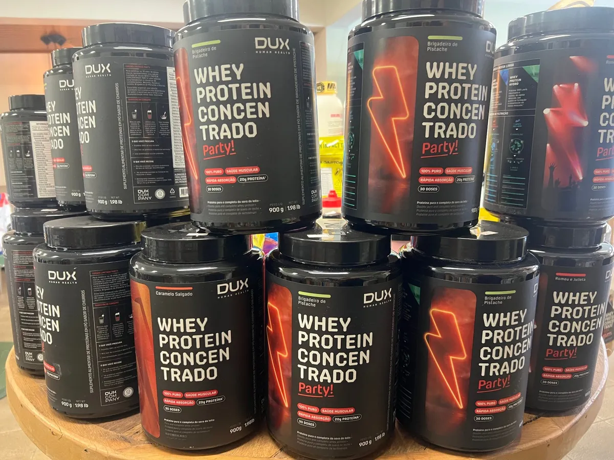 Potes de whey protein da Dux na prateleira da QuickFit, em São Pedro/SP